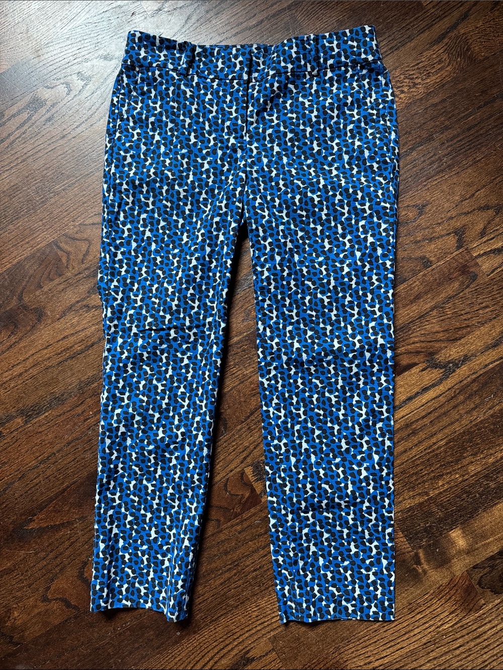 Ann Taylor est. 1954 blue, black, & white geometric design cropped pants size 4